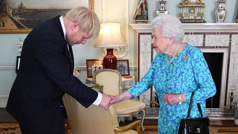 Η βασίλισσα Ελίζαμπεθ Β καλωσορίζει τον νεοεκλεγέντα ηγέτη του Συντηρητικού Κόμματος Μπόρις Τζόνσον κατά τη διάρκεια ενός ακροατηρίου στο παλάτι του Μπάκιγχαμ του Λονδίνου, όπου τον κάλεσε να γίνει πρωθυπουργός και να σχηματίσει μια νέα κυβέρνηση.  ΣΥΝΔΕΣΗ ΤΥΠΟΥ Φωτογραφία.  Ημερομηνία λήψης φωτογραφίας: Τετάρτη 24 Ιουλίου 2019. Δείτε την ιστορία της ΠΟΛΙΤΙΚΗΣ του Tories.  Η πιστωτική φωτογραφία πρέπει να διαβάσει: Victoria Jones / PA Wire