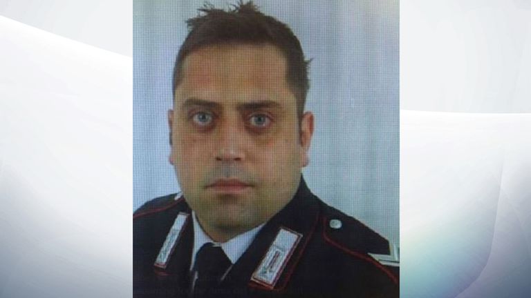 Cerciello Rega a été mortellement poignardé après la rupture d'un brassard lorsqu'il a rencontré un trafiquant de drogue et deux touristes américains.  Pic: Carabinieri