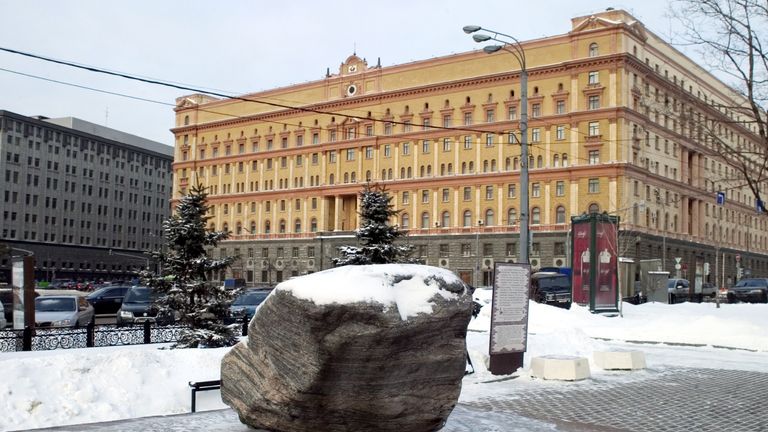 موسكو ، روسيا - 23 يناير: نظرة على مبنى المكتب العام لجهاز الأمن الفيدرالي (KGB) في 23 يناير 2006 في موسكو ، روسيا.  اتهمت السلطات الروسية أربعة دبلوماسيين بريطانيين بالتورط في عمليات تجسس ، زُعم أنهم استخدموا جهاز إرسال سري مخبأ في صخرة اصطناعية لإرسال معلومات حساسة.  (الصورة: Oleg Klimov / Getty Images)