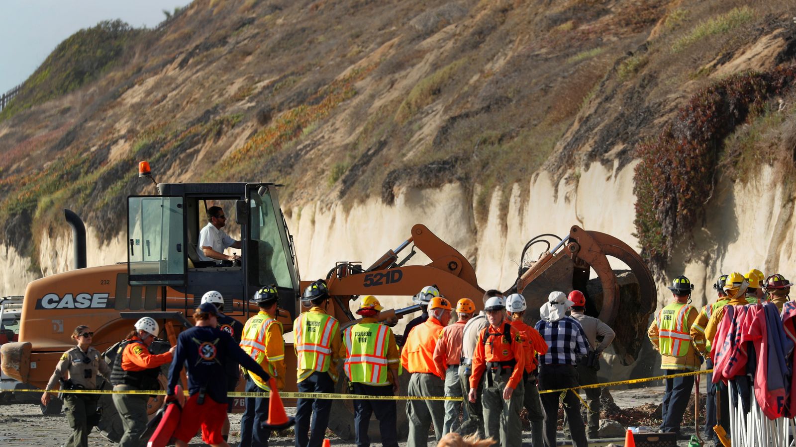 California cliff collapse Three dead as tonnes of sandstone falls on