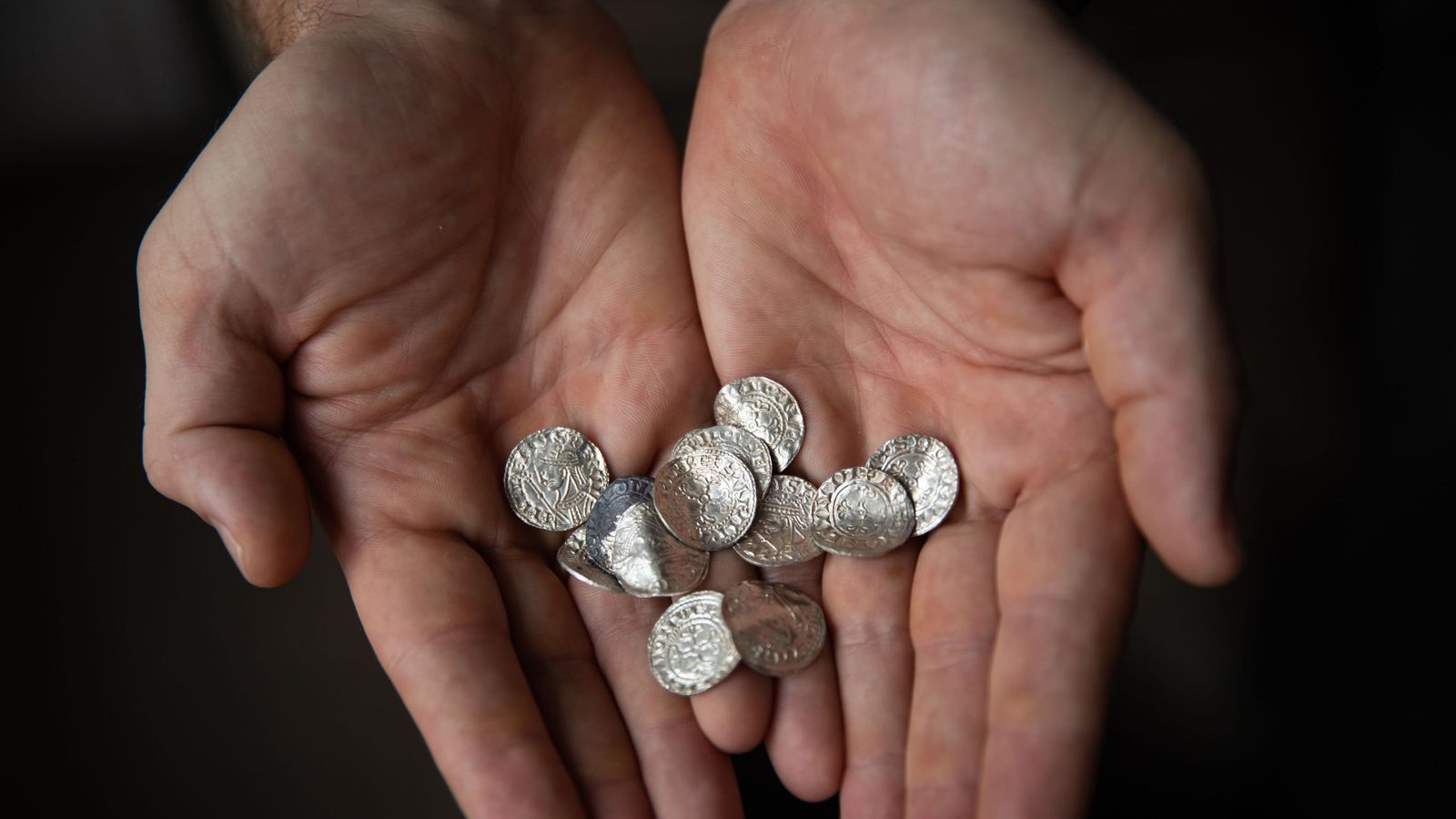 Coins dating back to 1066 Battle of Hastings found in Somerset field ...