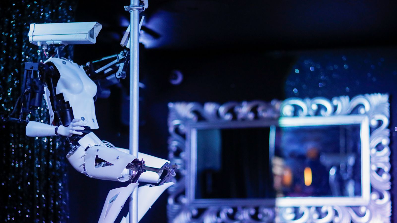 Robot pole dancers to debut at French nightclub