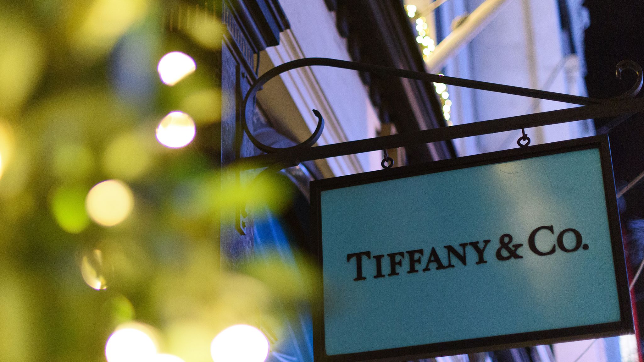 Luxury goods giant LVMH eyes $14.5bn Tiffany takeover - BBC News