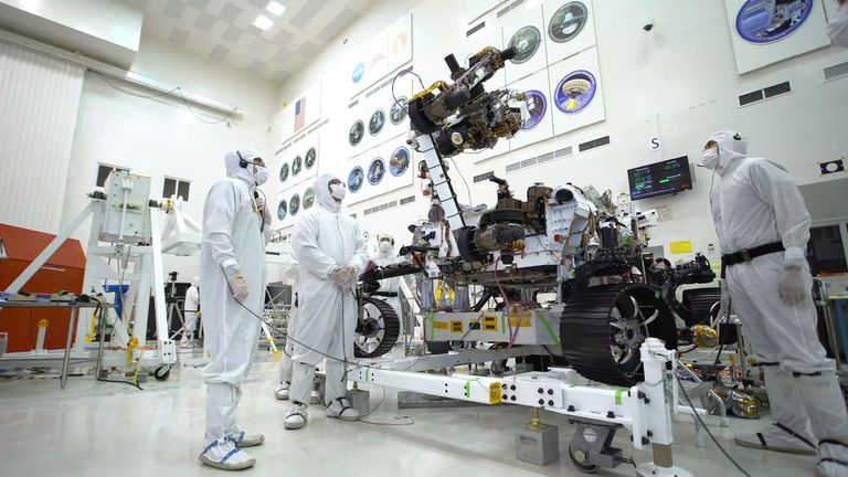 У марсохода есть рука с пятью электродвигателями и пятью шарнирами.  Фото: НАСА / Лаборатория реактивного движения-Калтех