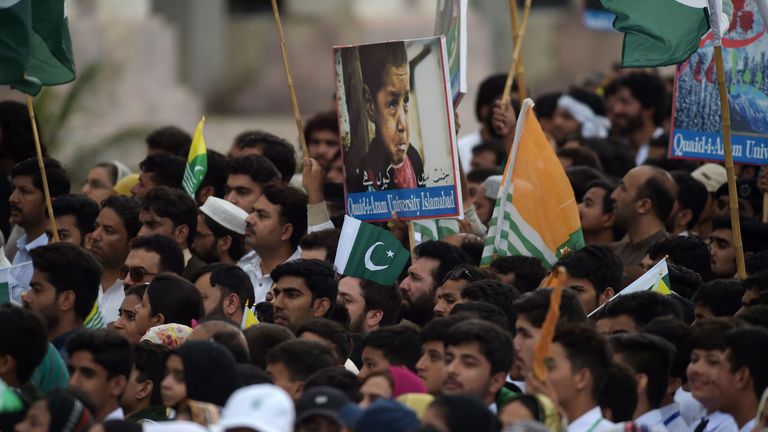 Protesters gathered to listen to Pakistan&#39;s Prime Minister Imran Khan in Islamabad 