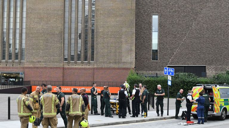 Police, ambulance crews and fire crews are seen outside the Tate Modern gallery in London on August 4, 2019 after it was put on lock down and evacuated after an incident involving a child falling from height and being airlifted to hospital. - London&#39;s Tate Modern gallery was evacuated on Sunday after a child fell "from a height" and was airlifted to hospital. A teenager was arrested over the incident, police said, without giving any details of the child&#39;s condition. (Photo by Daniel SORABJI / AF