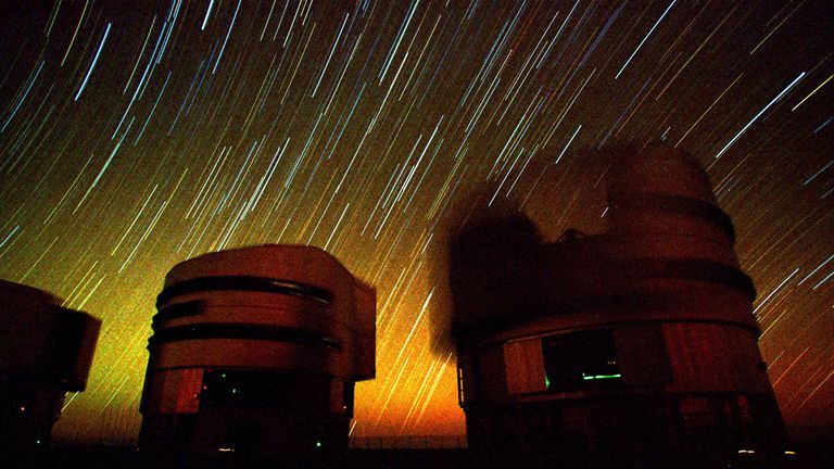 Pengukuran lubang hitam dilakukan dengan Very Large Telescope (VLT) di European Southern Observatory (ESO).