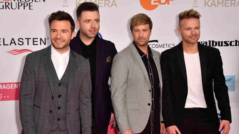 Nicky Byrne (R), urged Malaysians to help find Nora