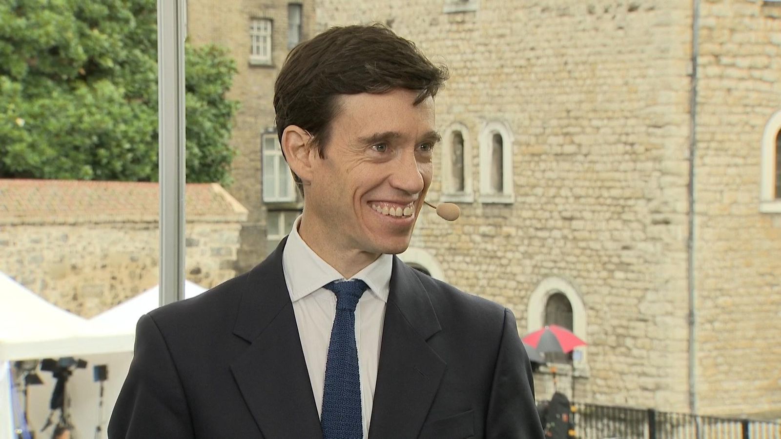 Rory Stewart mocked after asking if he can kip on Londoners' sofas