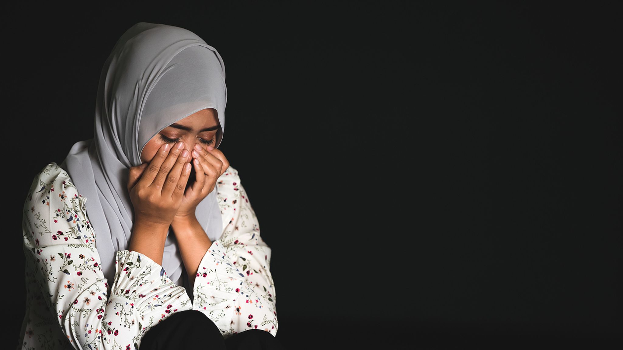 Мусульманские плачет. Слезы мусульманки. Мусульманская женщина плачет. Мусульманские девушки плачущие. Мусульманка плачет.