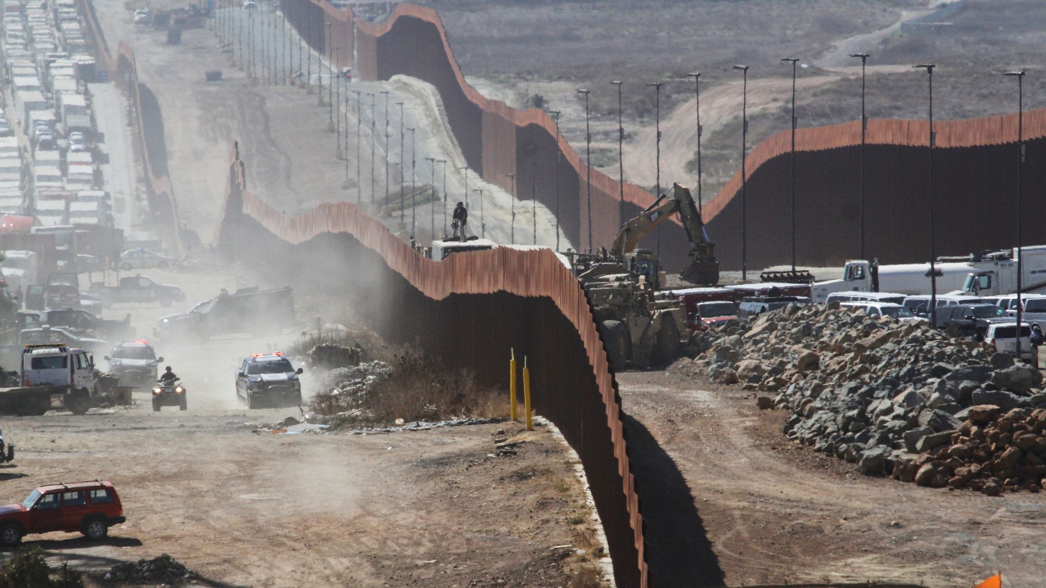 Trump Visits Virtually Impenetrable Us Mexico Border Wall Us News Sky News 3060