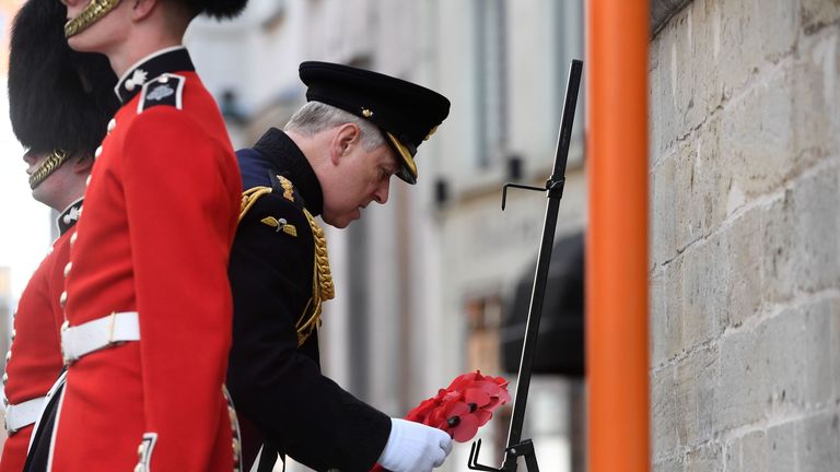 the duke appeared to fumble as he laid a wreath during the ceremony