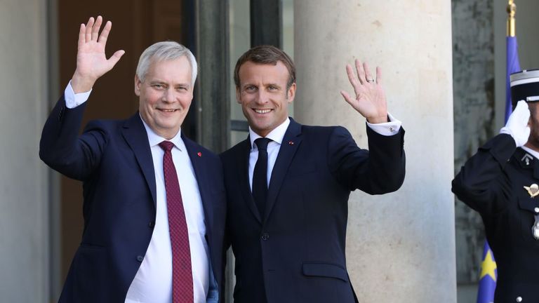 Antti Rinne (l) and Emmanuel Macron agreed that the new Brexit plan needs to be with the EU by the end of September