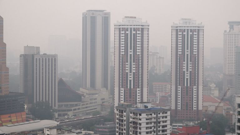 吉隆坡城市天际线的图像。污染 