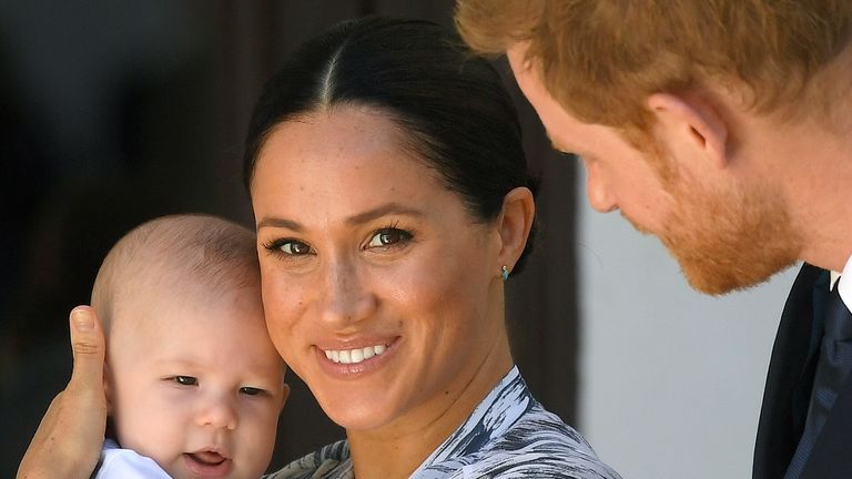 Prince Harry, Duke of Sussex and Meghan, Duchess of Sussex and their baby son Archie Mountbatten-Windsor at a meeting with Archbishop Desmond Tutu at the Desmond & Leah Tutu Legacy Foundation during their royal tour of South Africa on September 25, 2019 in Cape Town