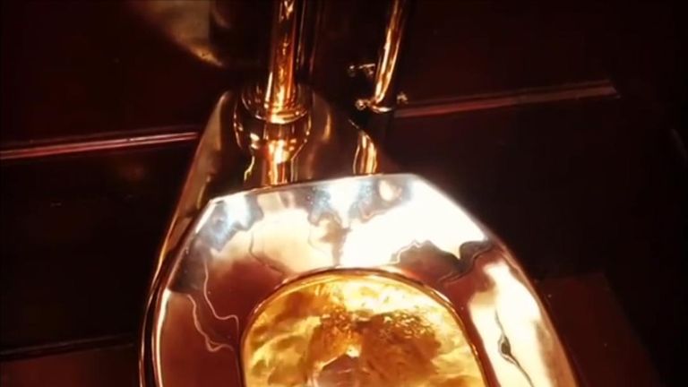 An 18-carat gold toilet was stolen from Blenheim Palace.