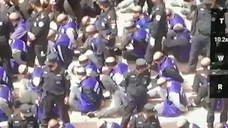 Видео конвоирования уйгуров в Китае публикует Sky News