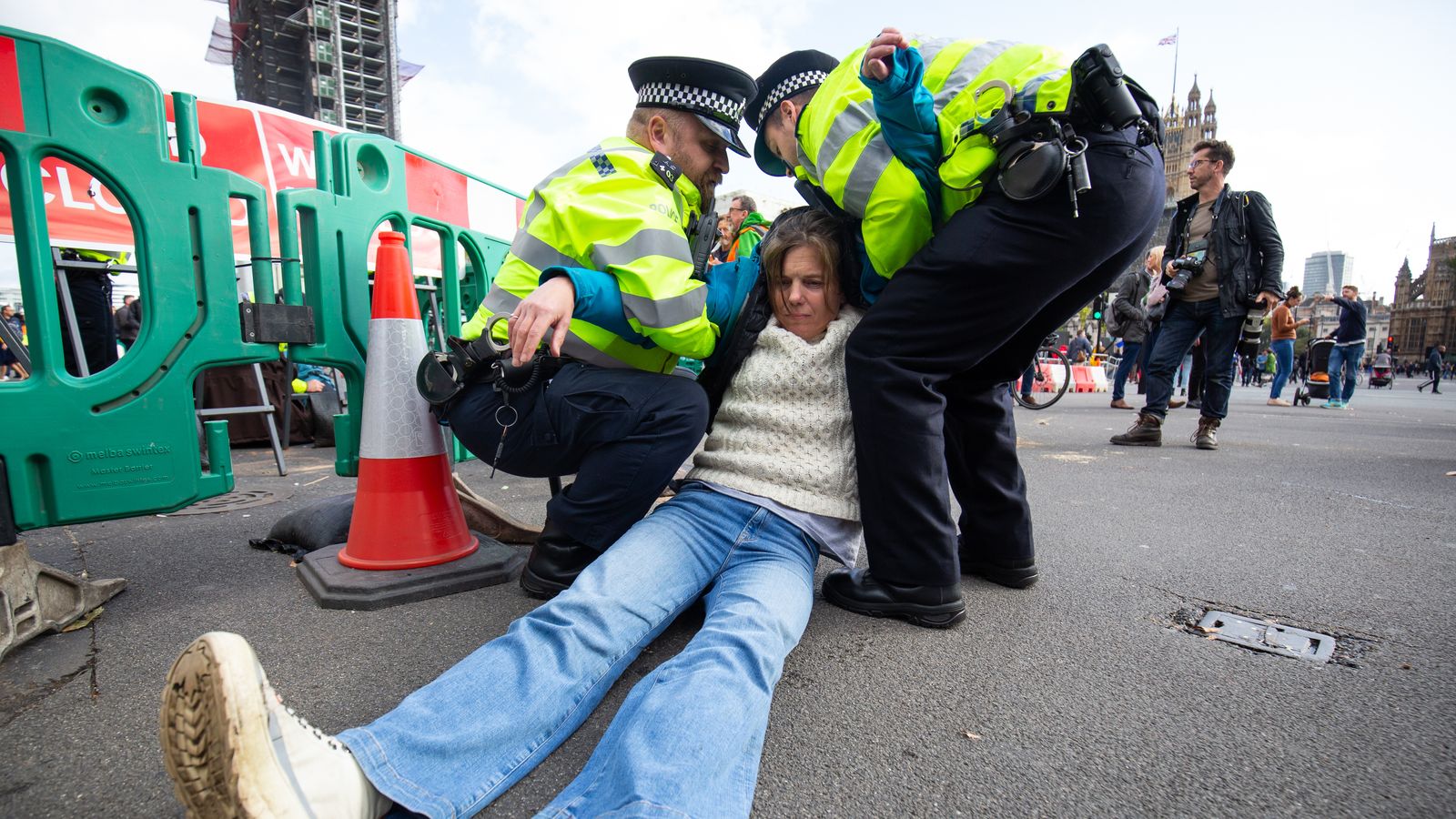 Extinction Rebellion: Met asks other police forces to help handle climate change protests