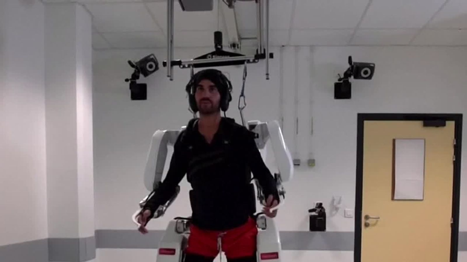 Robotic skeleton controlled by brain signals | World News | Sky News