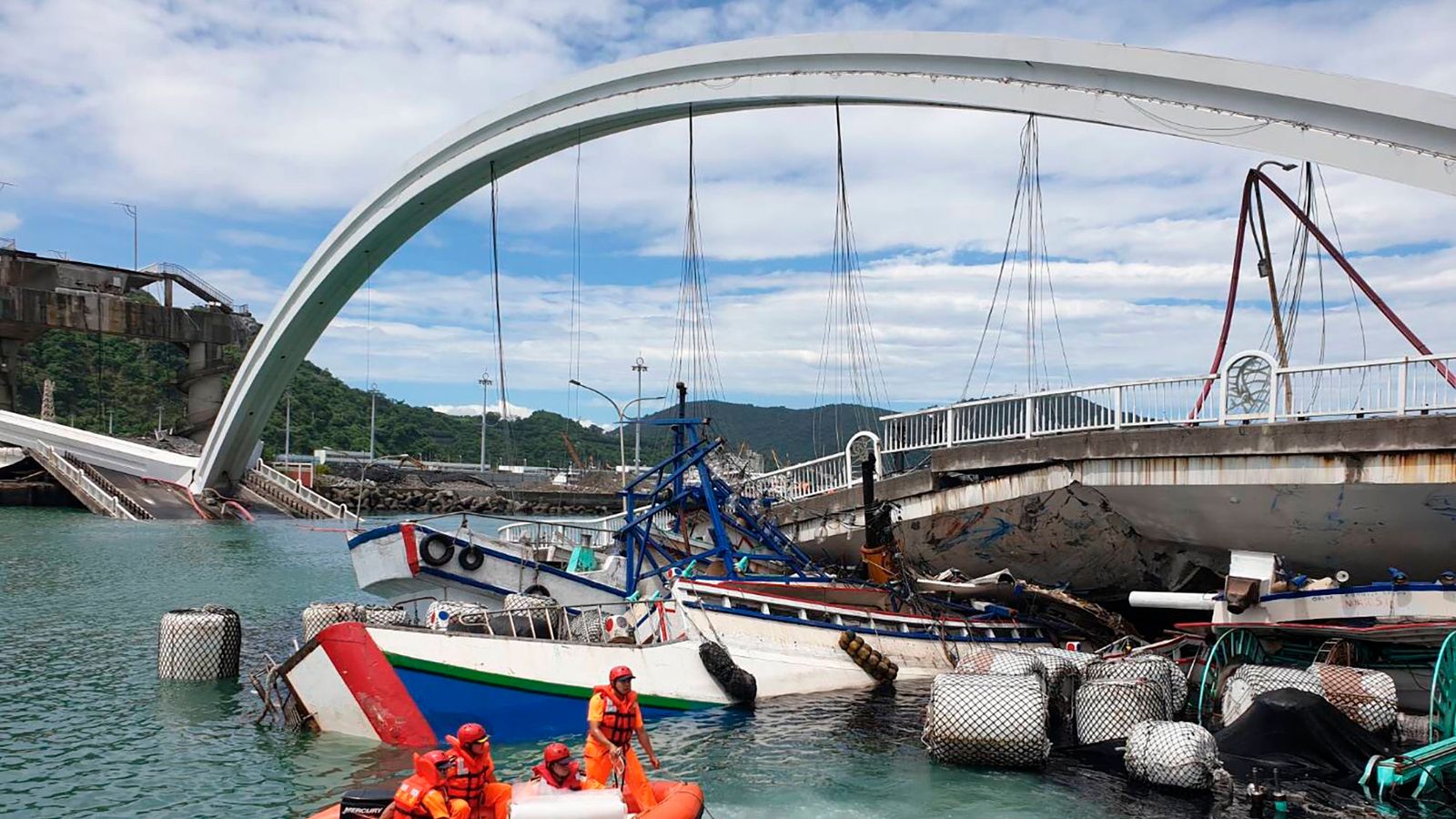 Left bridge. Тайвань мост. collapsed bridge. на тайване обрушился мост.