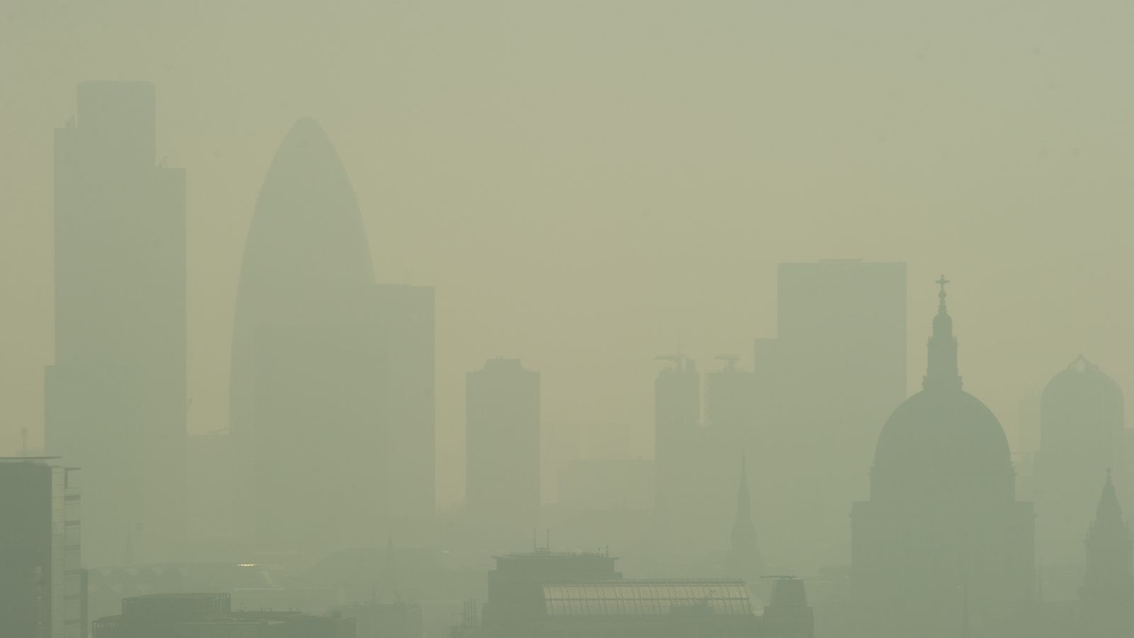 Spikes in air pollution trigger hundreds of heart attacks in the UK