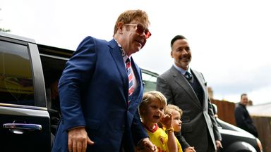 Elton John, David Furnish och deras barn Elijah och Zachary anländer till en match mellan Watford och Manchester City