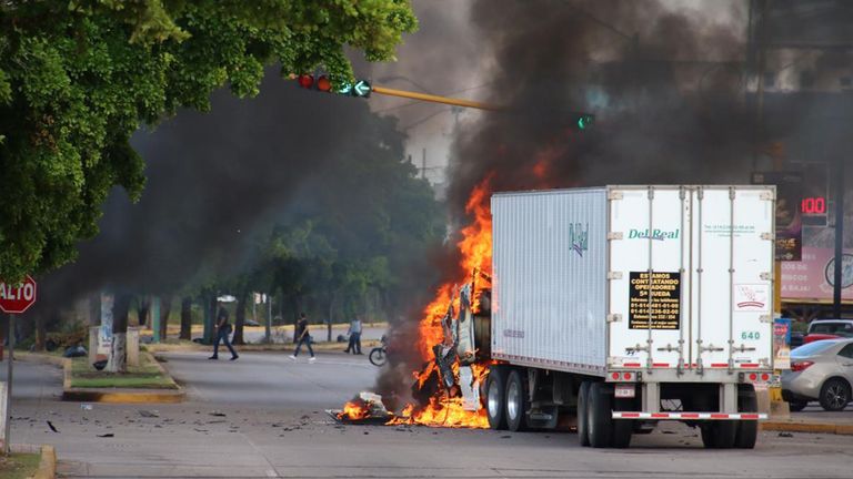 A truck burns in a street of Culiacan, state of Sinaloa, Mexico, on October 17, 2019. - Heavily armed gunmen in four-by-four trucks fought an intense battle against Mexican security forces Thursday in the city of Culiacan, capital of jailed kingpin Joaquin 