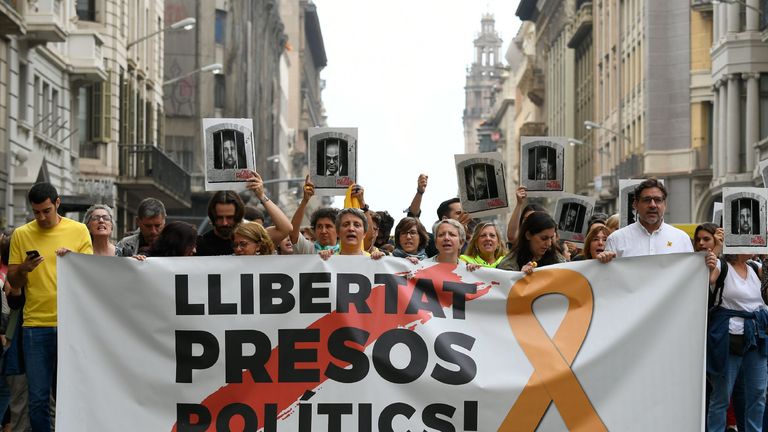 Los partidarios de la independencia en Barcelona llevan una pancarta que dice "presos politicos libres"después de su condena