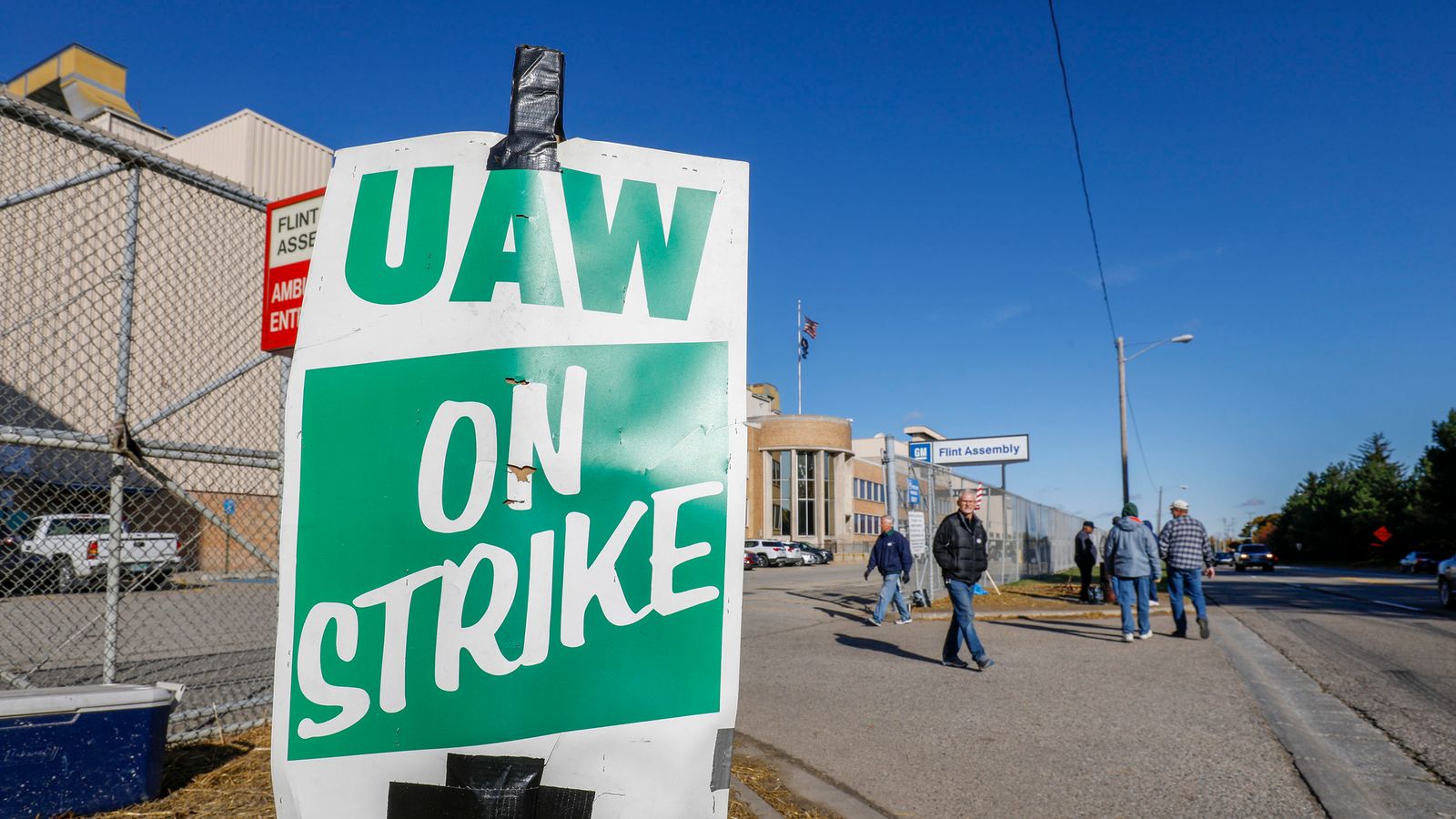 Профсъюзът на UAW започва координирани стачки срещу General Motors, Ford и Stellantis