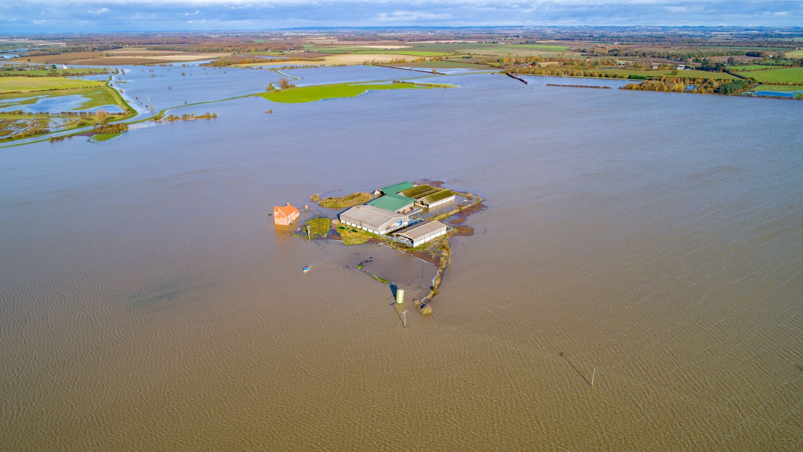 skynews-uk-weather-flood-lincolnshire_4834417.jpg