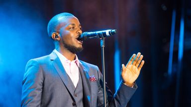 LONDRES, ANGLETERRE - 28 JUIN : George Mpanga alias George le Poète se produit sur scène lors du concert de Sentebale au Palais de Kensington le 28 juin 2016 à Londres, en Angleterre. Sentebale a été fondée par le prince Harry et le prince Seeiso du Lesotho il y a plus de dix ans. Elle vient en aide aux enfants vulnérables et séropositifs du Lesotho et du Botswana. (Photo de Dominic Lipinski - WPA Pool/Getty Images)