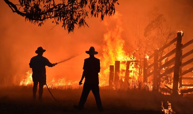 Australian bushfires unlikely to be contained before next spike in temperatures
