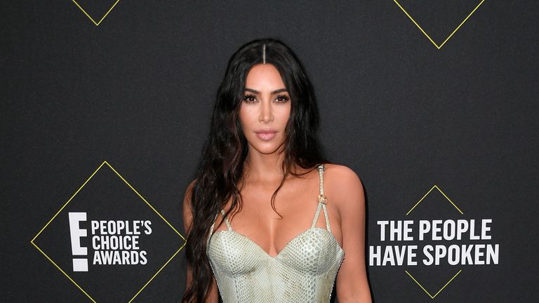 Kim Kardashian wore a Versace gown at the People&#39;s Choice Awards