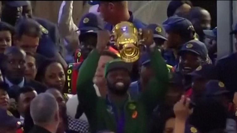 Des supporters d'Afrique du Sud se sont réunis à l'aéroport international OR Tambo pour souhaiter la bienvenue à leur équipe gagnante de la Coupe du monde.  Pic: AP