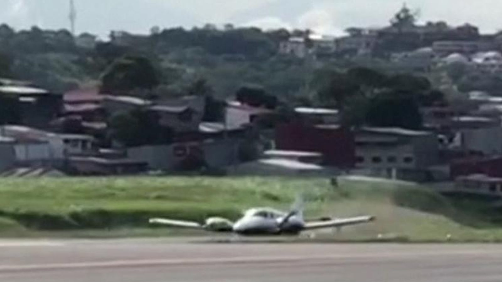 Plane Skids To Stop On Runway In Costa Rica After Tyres Blow Out ...