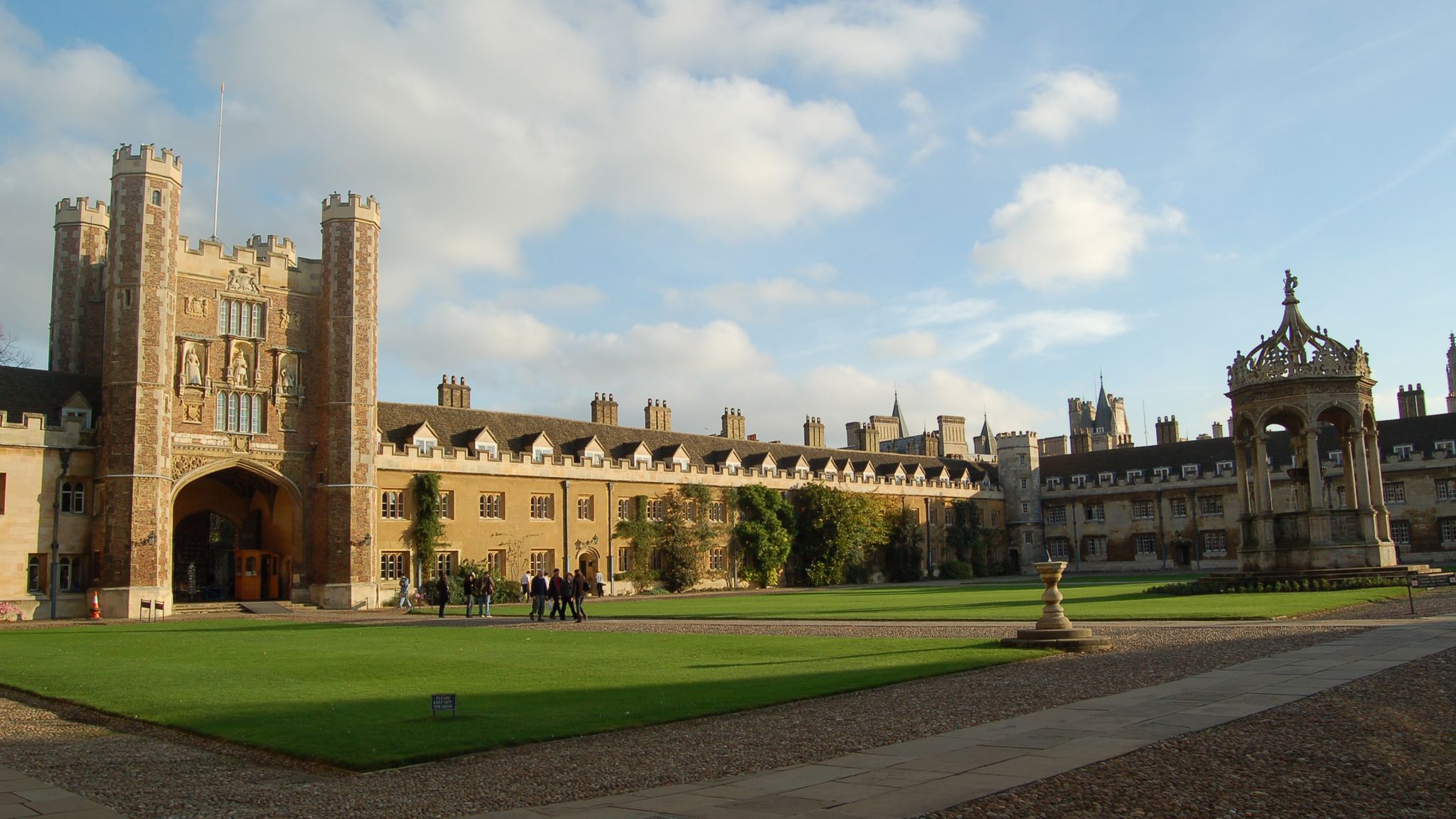 Cambridge university was founded. Кембриджский университет. Кембридж (Англия) универ. Тринити-колледж Кембридж. Кембриджский университет 1665 год.