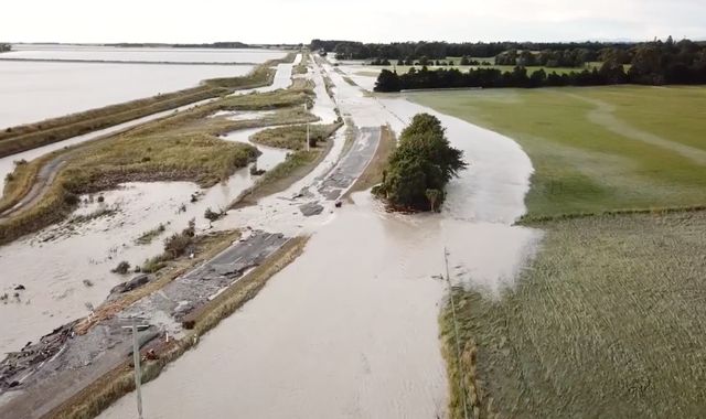 Landslip strands 'up to 1,000' at popular tourist site in New Zealand