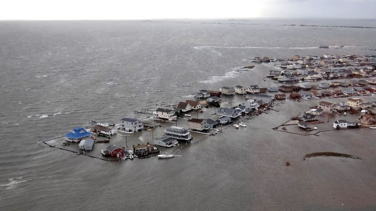 دكرتون ، نيوجيرسي - 30 أكتوبر: في هذا الكتيب الذي قدمه خفر السواحل الأمريكي ، غمرت المياه المنازل بعد أن ضرب إعصار ساندي ساحل نيو جيرسي الجنوبي في 30 أكتوبر 2012 ، في دكرتون ، نيو جيرسي.  تسببت العاصفة في مقتل العديد من الأشخاص في الولايات المتحدة وتسببت في فيضانات شديدة في المحيط الأطلسي.  أعلن الرئيس الأمريكي باراك أوباما الوضع أ "الكارثة العظيمة" تعرضت مناطق كبيرة من الساحل الشرقي للولايات المتحدة ، بما في ذلك مدينة نيويورك ، لانقطاع التيار الكهربائي على نطاق واسع وفيضانات كبيرة في بعض أجزاء المدينة.  (تصوير خفر السواحل الأمريكي عبر Getty Images)