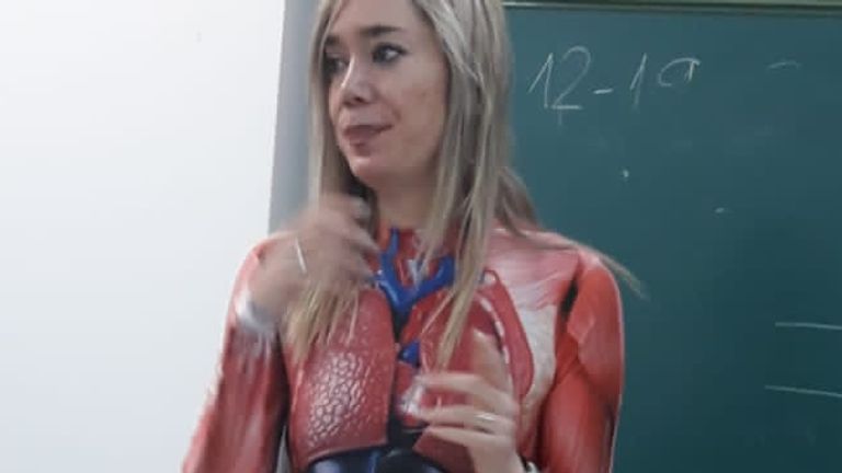 Teacher wears internal organs bodysuit to teach students anatomy