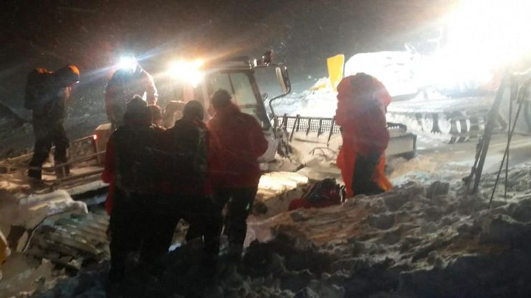 Kurtarma ekipleri, deniz seviyesinden 2 bin metre yükseklikte kayakçıyı aradı.  Resim: Bergrettung