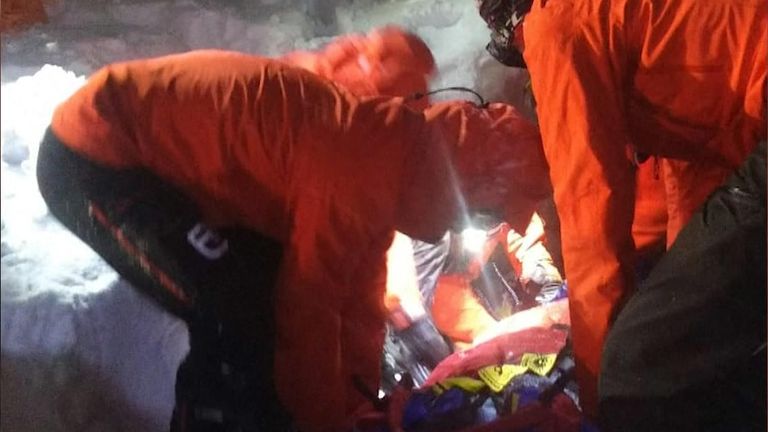 Kurtarma ekipleri, adamı kurtardıktan sonra battaniyeye sardı.  Resim: Bergrettung