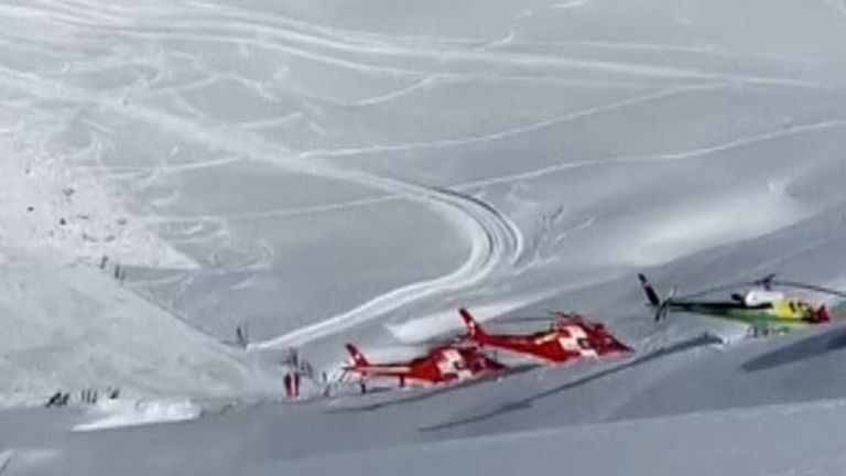 İsviçre'nin Andermatt kasabası yakınlarında kurtarma helikopterleri.  Resim: 20MINUTEN İSVİÇRE