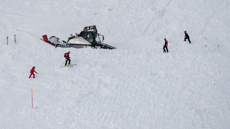 Kurtarma ekipleri, Andermatt'ta altında mahsur kalan insanlar için karı taradı