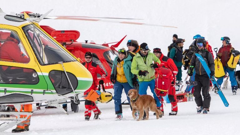 Kar altında gömülü olanları bulmak için kurtarma köpekleri getirildi.