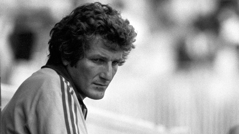 England captain Bob Willis sitting out the Second Test against Pakistan at Lord&#39;s. He failed a fitness test on his neck, and is being deputised for by David Gower