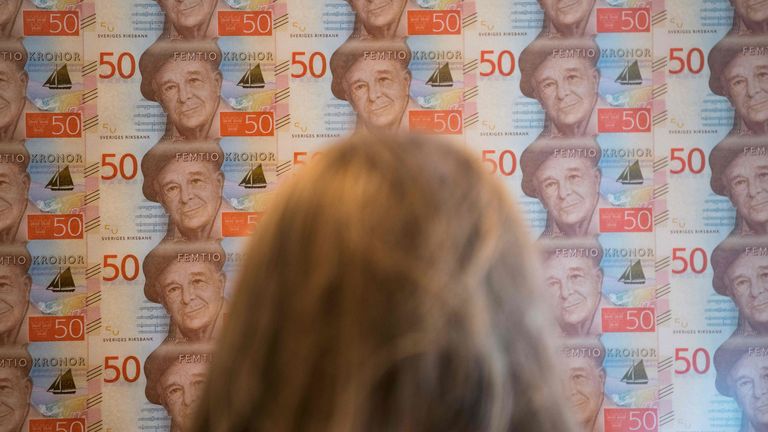 People visit an exhibition containing private banknotes, Sweden&#39;s first coin and a copy of the world&#39;s largest copper coin on September 22, 2018 in Stockholm during an open day at the head office of the Riksbank, Sweden&#39;s Central Bank, to mark the 350th anniversary of its creation.