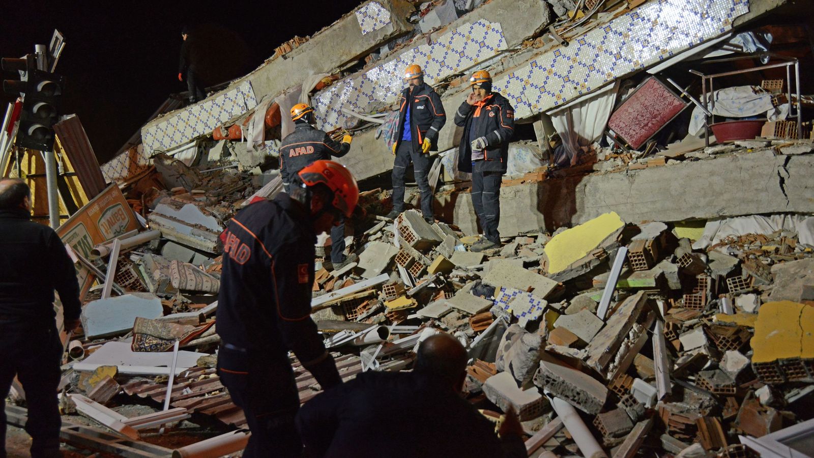 Turkey Toddler pulled alive from rubble after earthquake kills at