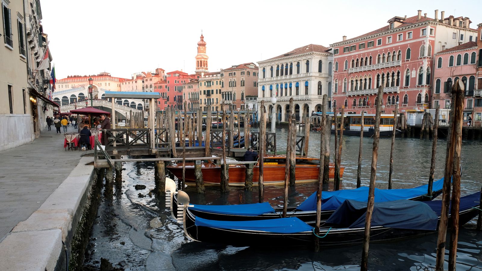 Туристи обърнаха гондолата на Венеция, след като отказаха да спрат да си правят селфита