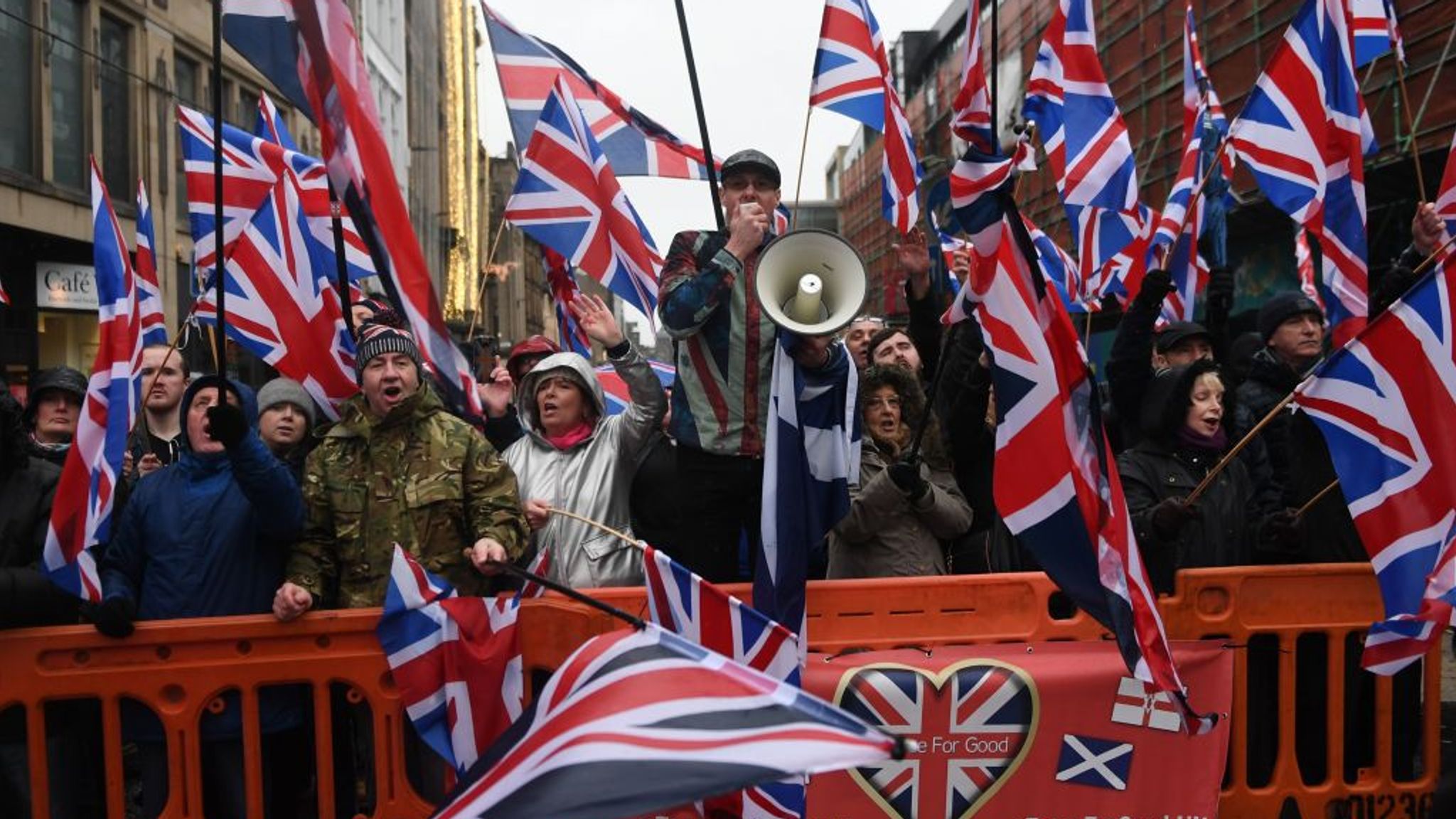 Scottish independence supporters march through rainy Glasgow streets ...