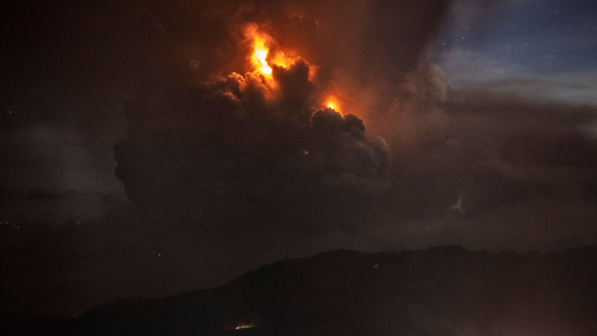 Philippines volcano eruption Lava begins to spew amid mass evacuations